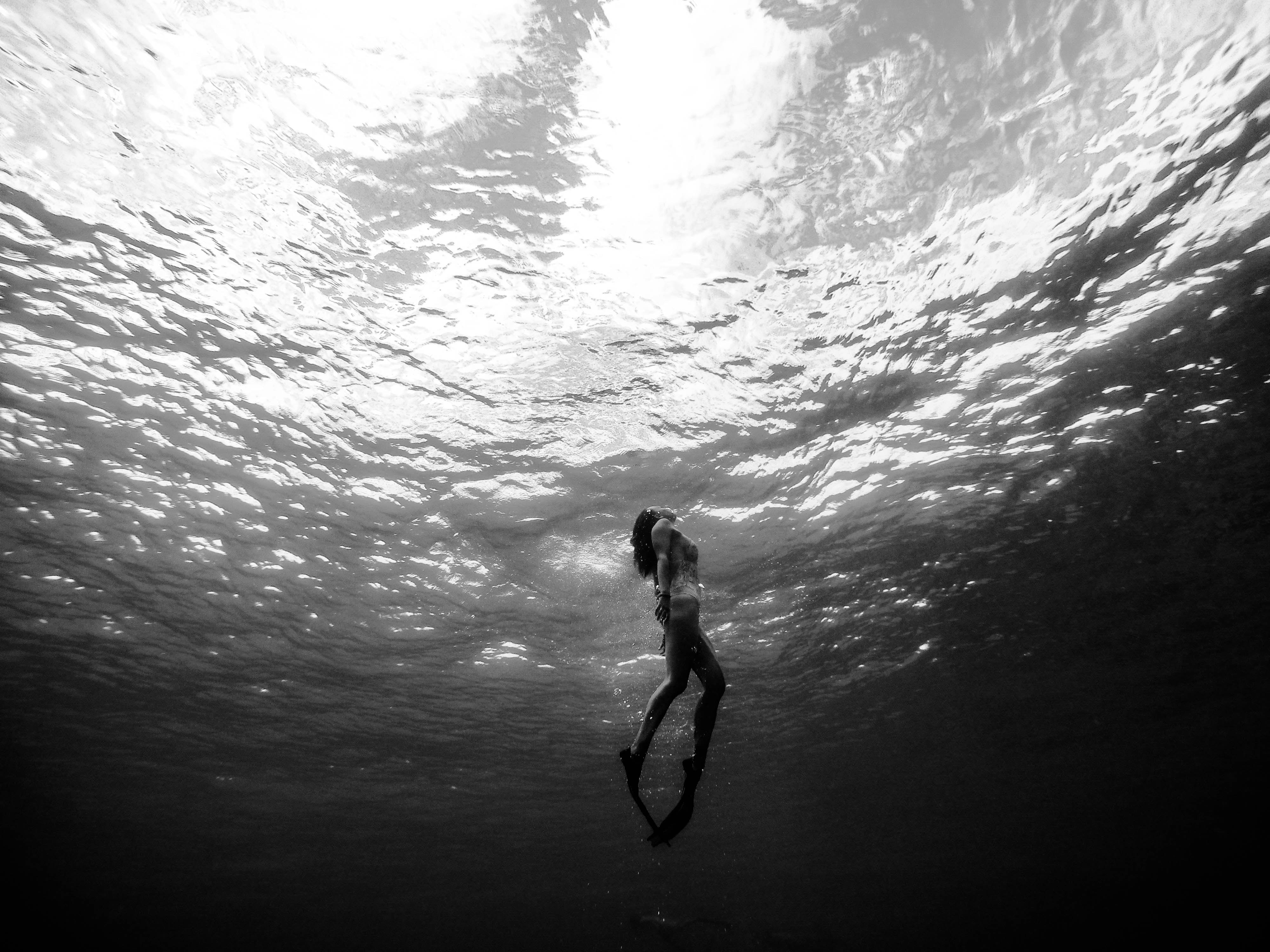 mulher mergulhando em água